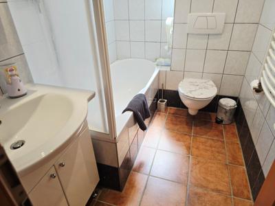 Badezimmer mit Badewanne