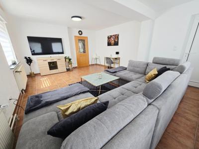 Wohnzimmer mit Smart-TV und Hochstuhl